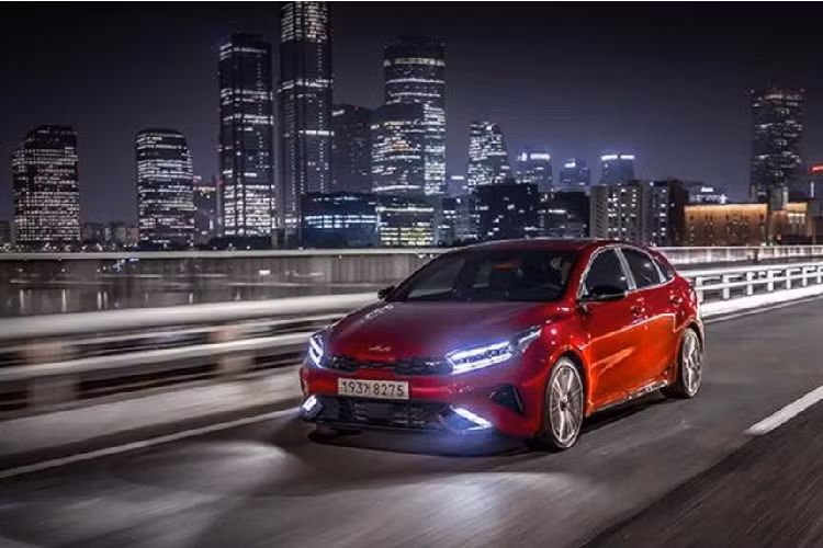 Tất nhiên, Kia K3 GT hatchback 2021 cũng sở hữu cụm đèn pha LED mới gồm 6 vạch đèn chiếu sáng ban ngày cùng logo mới của Kia giống như bản sedan.