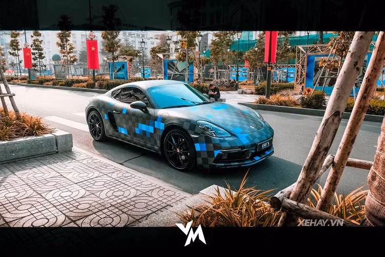 Cánh săn ảnh tại TP.HCM mới đây vừa chạm mặt một chiếc xe thể thao Porsche 718 Cayman hàng độc nhờ "dàn áo" ngoại thất vô cùng lạ mắt và nổi bật trên đường phố. 