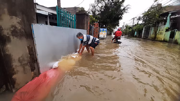 Mua lon keo dai, nhieu noi o Binh Dinh chim trong nuoc lu