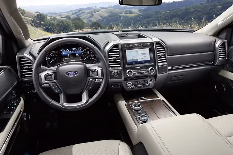 Ở bên trong, thay đổi rõ ràng nhất của Ford Expedition 5 chỗ chính là việc thiếu hàng ghế thứ ba, cung cấp ít chỗ ngồi hơn, nhưng bù lại không gian vận chuyển hàng hóa được mở rộng.