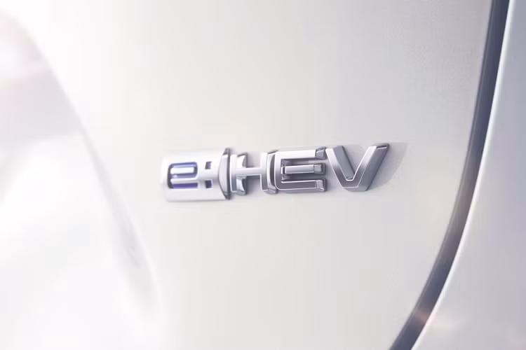 Những mảng cơ bắp trên mẫu xe crossover Honda HR-V đời cũ được loại bỏ. Phần đường viền hông được thay đổi, kéo dài đến đèn hậu. Tay nắm cửa ẩn trong cột D vẫn được giữ nguyên. Thiết kế đèn hậu mỏng, kéo dài theo chiều rộng của xe. Những hình ảnh teaser cũng cho thấy mui xe màu đen và cửa sổ trời toàn cảnh rộng hơn trước.