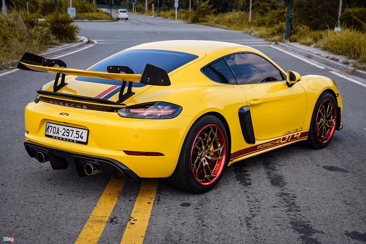 Xe được trang bị bộ bodykit GT4 tùy chọn, nhiều chi tiết được làm từ sợi carbon như cản trước, hốc gió trước và bên hông, cản sau. Ngoài ra, chiếc 718 Cayman này còn được bổ sung thêm cánh gió kích thước lớn phía sau, bên dưới là bộ khuếch tán lớn cũng được làm từ sợi carbon.