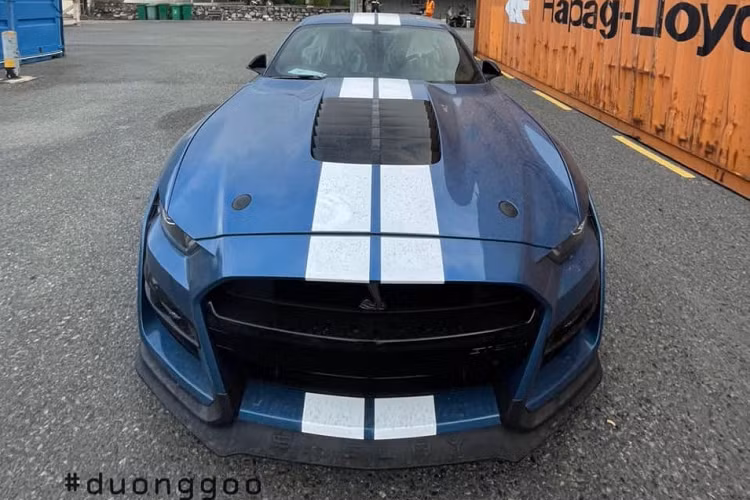Trước đó, một chiếc Ford Mustang Shelby GT500 đời mới nhất đã xuất hiện khá âm thầm trong 1 công ty nhập khẩu xe có tiếng ở Hà Nội. Màu sơn cũng như trang bị khá giống so với chiếc xe mới được đăng tải nên hiện chưa rõ đây có phải là cùng 1 chiếc Ford Mustang Shelby GT500 hay được nhập mới về Việt Nam.