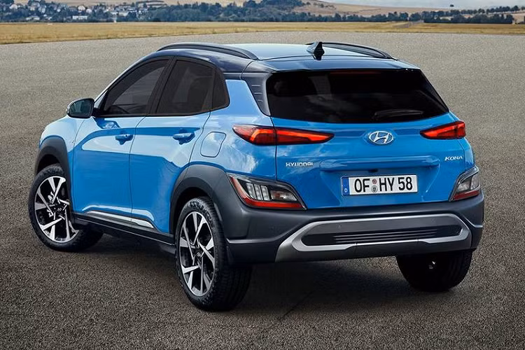 Về ngoại thất, Hyundai Kona bản 2.0 lít không có gì khác biệt so với hai phiên bản hiện hành. Phần đầu xe lấy cảm hứng từ mũi cá mập, được trang bị lưới tản nhiệt mới cá tính hơn, đi kèm phần cản trước hầm hố và được sơn màu đen thể thao. Cụm đèn trước cũng được làm mới với cấu trúc 3 bóng LED bắt mắt. Trong khi đó, cụm đèn sương mù đã chuyển sang dạng hình tròn thay thế kiểu dáng góc cạnh ở bản tiền nhiệm.