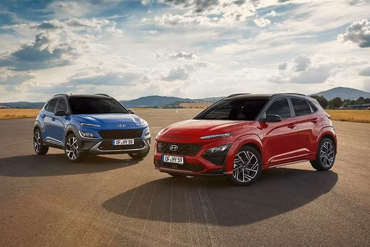 Phiên bản Kona N Line sở hữu thiết kế đầu xe thể thao hơn bản thường. Cản trước khác biệt với hốc gió cỡ lớn, logo Hyundai chuyển từ nắp ca-pô vào phần giữa lưới tản nhiệt, ở giữa nắp ca-pô và lưới tản nhiệt có thêm 3 khe gió nhỏ giống với mẫu Audi RS. Đuôi xe có thêm bộ khuếch tán gió và cặp ống xả kép lệch về một bên.