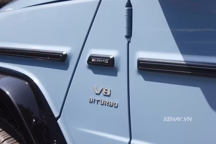 Mercedes-AMG G63 là một cái tên đã quá quen thuộc tại Việt Nam, điểm dễ nhận biết nhất của Mercedes-AMG G63 thế hệ mới so với ‘’người tiền nhiệm’’ là phần đèn pha được tái thiết kế, sử dụng công nghệ LED cùng thanh cản va trước được tinh chỉnh, hốc gió thể thao hơn và lưới tản nhiệt sửa đổi.
