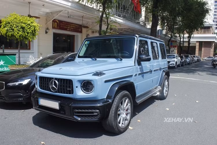 Được biết, doanh nhân Nguyễn Quốc Cường (Cường Đô la) đã đặt hàng chiếc Mercedes-AMG G63 màu China Blue từ một đại lý Mercedes-Benz chính hãng ở Đà Nẵng, anh được nhận bàn giao xe vào hồi tháng 2 năm nay.