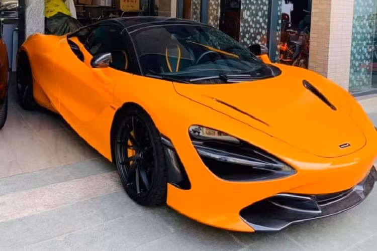 Hiện dòng siêu xe mui trần McLaren 720S Spider mới đang lăn bánh tại Việt Nam có khoảng 8 chiếc và phần lớn xe đều định cư ở trong Thành phố Hồ Chí Minh. Mới đây nhất, một chiếc siêu xe McLaren 720S Spider đã bị bắt gặp dạo phố tại tỉnh Bà Rịa - Vũng Tàu. Điều thú vị ở đây chính là việc chiếc siêu xe mui trần 720S Spider này không phải mang biển Sài thành mà đeo hẳn "hộ khẩu" 72 của tỉnh Bà Rịa - Vũng Tàu