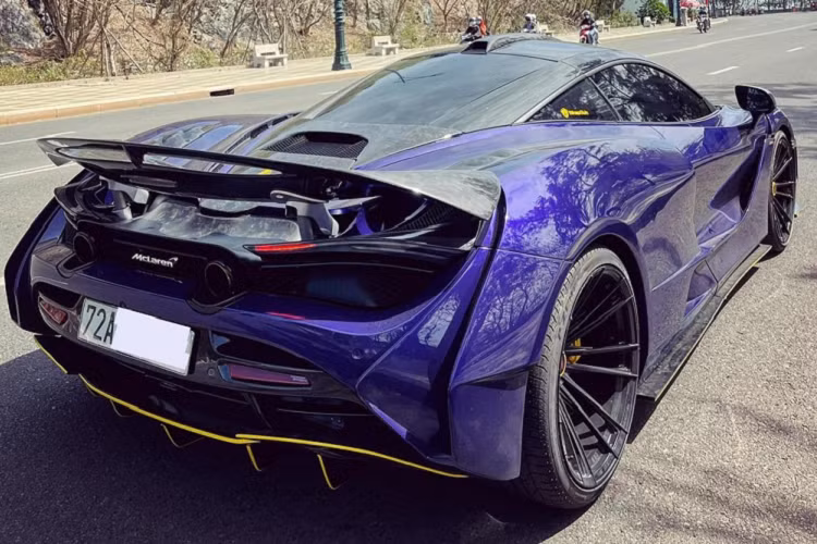 Chưa hết, chiếc siêu xe McLaren 720S màu tím này được trang bị ống xả độ của hãng Frequency Intelligent Exhaust. Theo thông báo từ Fi, việc lắp ống xả độ của hãng này cho siêu xe McLaren 720S sẽ giúp công suất cực đại của xe tăng thêm 8%. Điều này đồng nghĩa, khối động cơ V8, tăng áp kép, dung tích 4.0 lít của McLaren 720S nguyên bản tạo ra công suất tối đa 720 mã lực nay có thể "bơm ra" 778 mã lực.