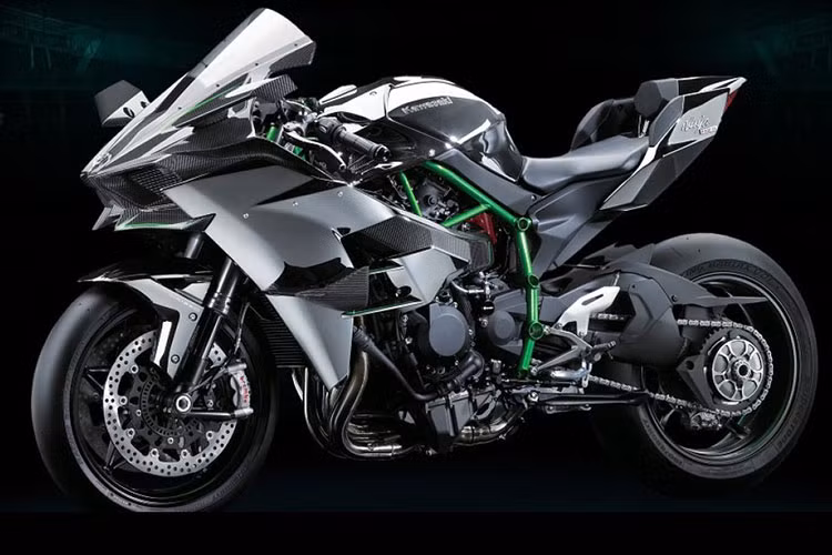 Ninja H2 Carbon được trang bị hệ thống động cơ 4 xy-lanh siêu nạp, 16 van, dung tích 998cc, sản sinh công suất tối đa 227,7 mã lực tại 11.500 vòng/phút và mô-men xoắn cực đại 141,7 Nm tại 11.500 vòng/phút. Khi sử dụng thêm bộ Ram Air, công suất của xe có thể tăng lên mức 239,5 mã lực. Giá xe Kawasaki Ninja H2 Carbon 2021 tại Việt Nam khoảng hơn 1,3 tỷ đồng.