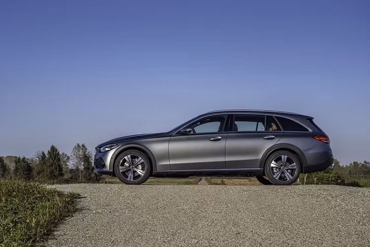 Mẫu xe sang off-road Mercedes-Benz C-Class All-Terrain có chiều dài 4.755mm, chiều rộng 1.841mm kết hợp cùng các tấm ốp và cản va đem lại cảm giác bề thế và to lớn hơn. Không chỉ vậy, phiên bản này còn đi kèm với tùy chọn các bộ mâm có đường kính lớn hơn, từ 17 - 19 inch.