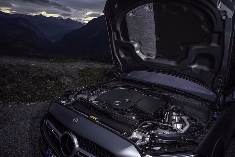 Hệ thống đèn kỹ thuật số Digital Light là một trang bị tùy chọn trên Mercedes-Benz C-Class All-Terrain 2022. Với phiên bản này, Digital Light sẽ có thêm đèn báo off-road để người lái có thể phát hiện chướng ngại vật sớm hơn. Khi chế độ lái OFFROAD được kích hoạt, đèn báo off-road sẽ tự động bật. Nếu xe di chuyển ở tốc độ lớn hơn 50 km/h, đèn báo off-road sẽ tự động tắt.
