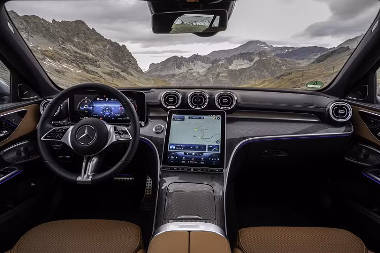 Tại thị trường quê nhà, Mercedes-Benz C-Class All-Terrain 2022 có sẵn với tùy chọn động cơ xăng 4 xy-lanh mạnh 201 mã lực / 300 Nm và động cơ dầu 4 xy-lanh mạnh 197 mã lực / 440 Nm.