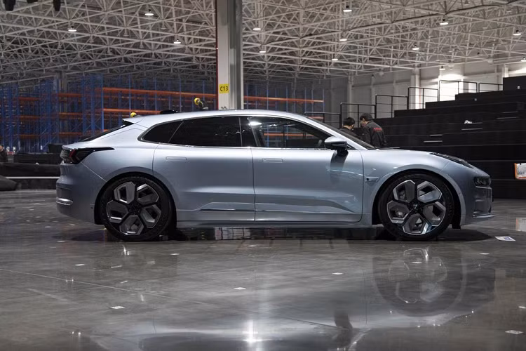 Trong khi đó, phiên bản chỉ lắp 1 mô tơ có thể đi kèm cụm pin 100 kWh và đạt cự li di chuyển cao trên 700 km. Geely Zeekr 001 sẽ được bán ra thị trường với 3 phiên bản, WE mô tơ kép, WE mô tơ đơn, và You mô tơ kép.