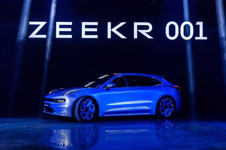 Ngay trước thềm Triển lãm Ô tô Thượng Hải 2021, Geely đã hé lộ những hình ảnh chính thức và thông số kỹ thuật cụ thể của Zeekr 001, phiên bản sản xuất của Lynk &amp; Co Zero Concept đã được giới thiệu trong năm ngoái. Geely Zeekr 001 2021 mới là mẫu xe đầu tiên thuộc thương hiệu Zeekr, một công ty liên doanh được đầu tư bởi Geely Automobile và Geely Holding Group, trong đó Geely Automobile nắm giữ 51% cổ phần.