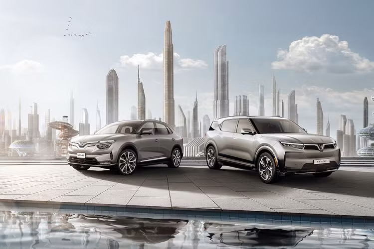 Tâm điểm sẽ là hai mẫu VF e35 và VF e36 lần lượt thuộc phân khúc SUV cỡ lớn hạng D và E. Hai mẫu xe này được giới quan sát mong đợi bởi 2 mẫu xe thuần điện của Việt Nam dự kiến tích hợp nhiều tính năng hỗ trợ lái nâng cao ADAS như hỗ trợ giữ làn đường, giám sát người lái, đỗ xe tự động, triệu tập xe thông minh... 