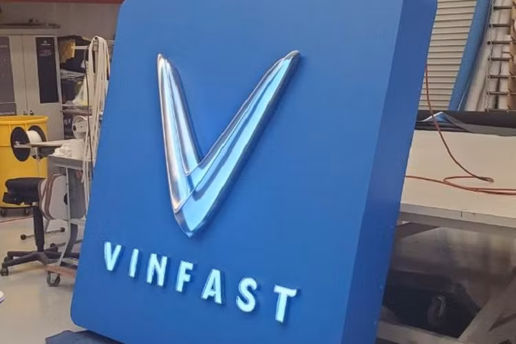 HÌnh ảnh logo của VinFast chuẩn bị được treo lên tại LA Auto Show 2021. Chữ V quen thuộc cùng màu xanh dương đặc trưng của VinFast được giới truyền thông quốc tế ví như một “tia điện xanh” tràn đầy năng lượng. 