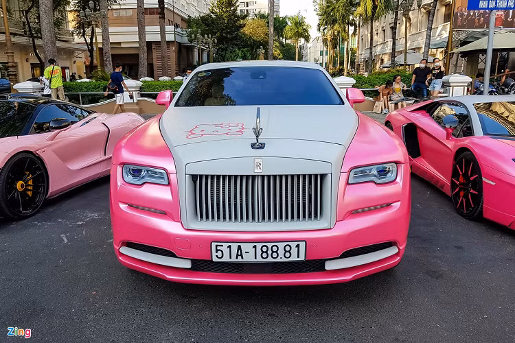 Cuối cùng là mẫu xe siêu sang Rolls-Royce Ghost. Thế hệ đầu tiên của mẫu xe siêu sang này được ra mắt vào năm 2009. Đây cũng là mẫu xe được khá nhiều doanh nhân Việt Nam ưa dùng. Ngoại thất nguyên bản của chiếc xe là sự phối hợp giữa 2 tông màu đen và bạc.