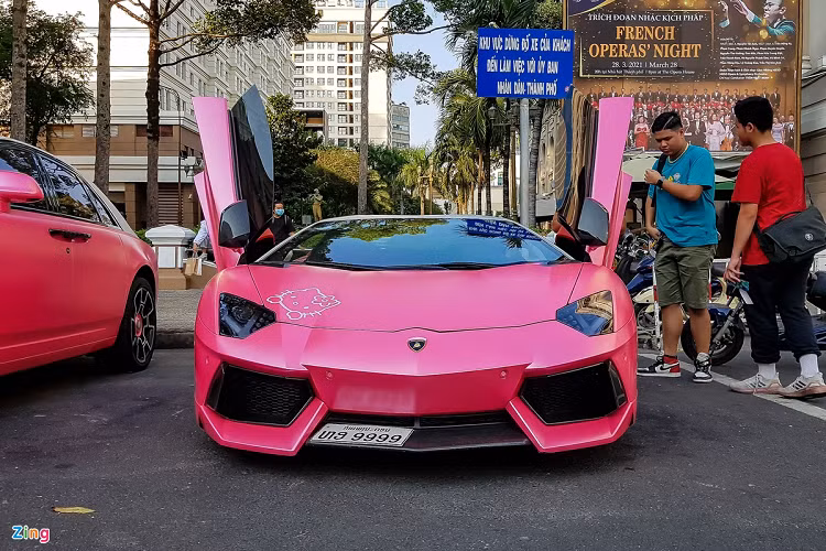 Chiếc xe này lăn bánh tại Việt Nam vào cuối năm 2019 với ngoại thất màu xám Grigio Estoque. Tương tự với chiếc McLaren 720S, hiện nay xe đã được chuyển sang màu hồng - trắng nổi bật. 