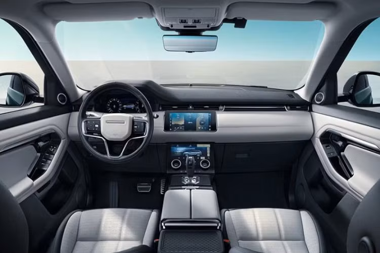 Các trang bị nổi bật khác trên Evoque L bao gồm cửa sổ trời toàn cảnh lớn, ghế sau chỉnh điện có thể ngả tới 7 độ và có tựa đầu kiểu có cánh ôm hai bên để tăng thêm sự thoải mái cho hành khách.