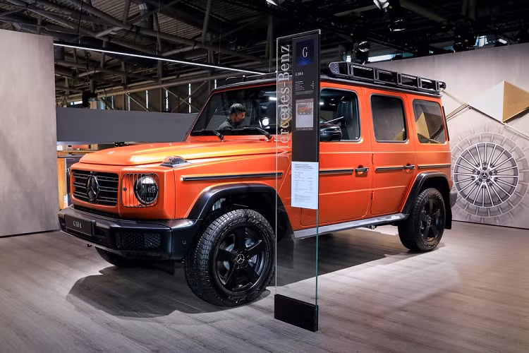 Theo đó, khách hàng khi đặt mua mẫu xe SUV Mercedes-Benz G-Class 2022 có thể chọn gói Professional để ngoại thất trông hầm hố hơn. Ở phía trước, lưới tản nhiệt có thiết kế dạng các thanh kim loại nằm ngang, kết hợp cùng lưới bảo vệ cho đèn pha