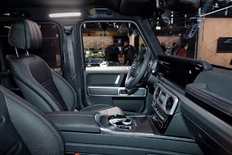 Những tính năng mới ở nội thất của Mercedes-Benz G-Class 2022 cửa kính phía sau và 2 bên của hàng ghế thứ 2 tối màu, hệ thống đèn nội thất 64 màu thay vì 8 màu như đời xe trước.