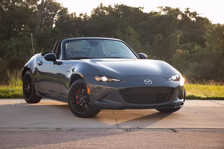 Với hơn 1 triệu xe bán ra kể từ năm 1989, Mazda MX-5 là mẫu xe thể thao mui trần 2 cửa bán chạy nhất trên thế giới. Trải qua 4 thế hệ, MX-5 được Mazda duy trì đặc tính vận hành thể thao với kích thước nhỏ gọn, cảm giác lái nhanh nhạy và được cải tiến khối lượng qua từng đời xe. Hiện tại, Mazda MX-5 đang được bán tại Nhật Bản và Mỹ với động cơ 2.0L mạnh 181 mã lực cùng tùy chọn hộp số sàn, hoặc hộp số tự động 6 cấp.