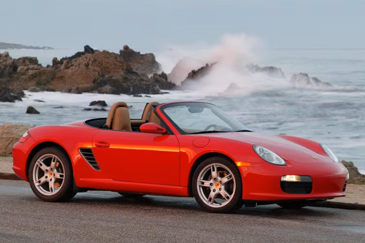 Porsche Boxster nằm trong số ít những mẫu xe thể thao 2 cửa mui trần có cấu hình động cơ đặt giữa và là dòng xe có giá bán dễ chịu nhất của hãng xe Đức. Ra đời năm 1996, tên gọi Boxster là cách chơi chữ, ghép từ "boxer" (động cơ phẳng đặc trưng của Porsche) và "roadster". Năm 2005, thế hệ Boxster thứ 2 có thêm biến thể mui cứng tên Cayman và từ đời xe 2017 dòng coupe mui trần của Porsche có tên gọi mới là 718 Boxster. Phiên bản kỷ niệm 25 năm của Porsche 718 Boxster trang bị động cơ boxer 6 xy-lanh 4.0L với công suất tối đa 400 mã lực, cho khả năng tăng tốc 0-100 km/h trong 4 giây.