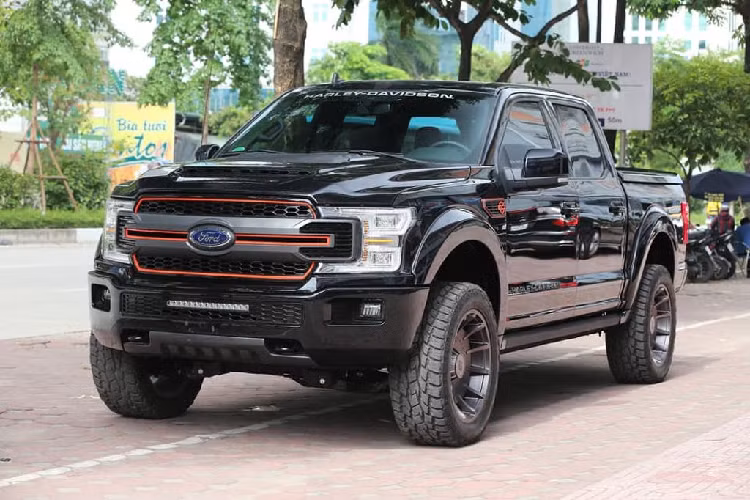 Một đại gia sinh sống tại Bình Dương mới đây vừa tậu một chiếc siêu bán tải Ford F-150 bản Harley-Davidson. Tuy nhiên, theo thông tin đăng tải, vị đại gia này trước đó cũng đã sở hữu tới 3 Ford F-150 và tất cả đều thuộc phiên bản Harley-Davidson.