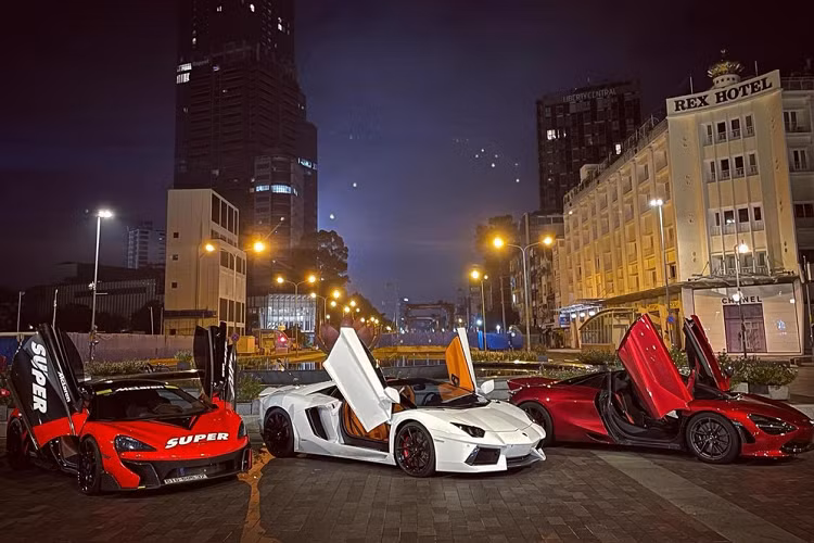 Hình ảnh do 1 thành viên trong đoàn chia sẻ thông tin lên mạng xã hội cho thấy, 3 chiếc siêu xe với các kiểu cửa như cánh bướm và cắt kéo cùng nhau tung cánh ngay trên phố đi bộ Nguyễn Huệ, 1 trong nhiều thánh địa siêu xe ở Sài thành. Ngoài ra trong đoàn còn có 1 chiếc xe mở cửa ngang thông thường là Ferrari 488 GTB.