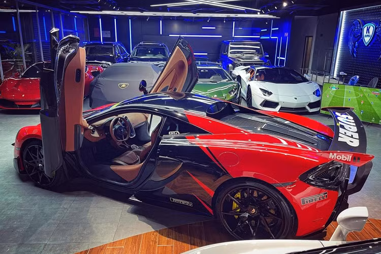Ngoài 720S Spider, còn có 1 chiếc xe khác mang thương hiệu McLaren là 570S. Chiếc xe McLaren 570S cũng mới trải qua 1 cuộc thay áo ấn tượng với 2 màu là đỏ-đen được chọn làm ngoại thất chính. Xe được trang bị bản độ body kit 570-VX của hãng độ xe Vorsteiner, kèm khối động cơ V8 tăng áp kép dung tích 3,8 lít, sản sinh công suất tối đa 562 mã lực và mô-men xoắn cực đại 600 Nm.