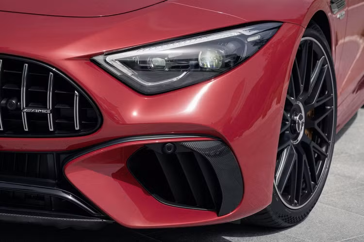 Theo thông tin do Mercedes công bố, hai bản trang bị động cơ V8 sẽ đều đi kèm với hộp số tự động 9 cấp với ly hợp ướt, giúp động cơ tăng tốc nhanh hơn và phản hồi tốt hơn. Ngoài ra, hệ thống truyền động 4 bánh toàn thời gian 4Mactic+ cũng sẽ là trang bị tiêu chuẩn trên xe.