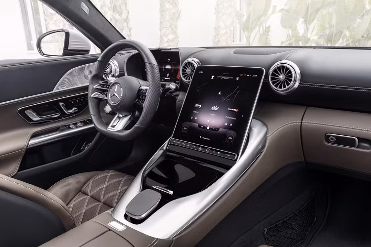 Ở hệ thống treo, siêu xe Mercedes-AMG SL 2022 mui trần sử dụng hệ thống treo trước 5 tay đòn, phanh carbon-sứ, cầu sau có khả năng đánh lái. Bản trang bị SL 63 cao cấp hơn sẽ được bổ sung hệ thống treo bóng hơi và tính năng kiểm soát chống lật chủ động. Điểm khác nhau giữa hai bản trang bị chính là kẹp phanh màu đỏ trên SL 55 thay vì màu vàng của bản SL 63.