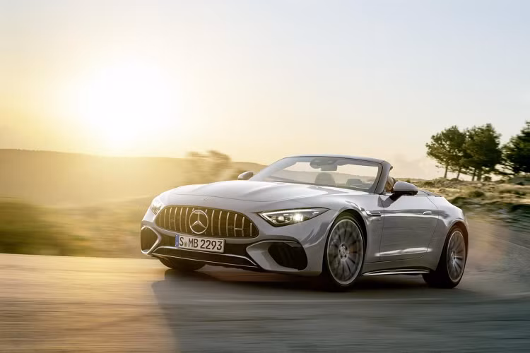 Bước vào khoang lái, nội thất của Mercedes-AMG nổi bật với sự hiện đại của công nghệ. Bảng đồng hồ và màn hình giải trí của xe đều là màn hình màu hiện đại, được tách riêng biệt nhằm nhấn mạnh vẻ thể thao thay vì kết hợp làm một khối như mẫu EQS sedan.