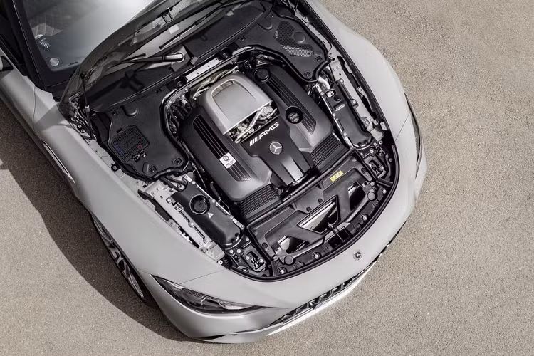 Theo đó, Mercedes-AMG SL 2022 mới được phát triển dựa trên nền tảng mới, kết hợp giữa nhiều lại chất liệu như nhôm, thép, magiê và composite tương tự như AMG GT sắp ra mắt. Chiều dài tổng thể của xe được công bố ở mức 4.705 mm trong khi đó chiều dài cơ sở là 2.700 mm, dài hơn lần lượt là 74mm và 115mm so với thế hệ cũ.