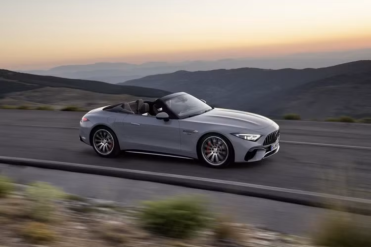 SL được xem là biểu dòng xe biểu tượng của hãng xe Mercedes-Benz đến từ Đức, luôn được các tín đồ của hãng xe này tôn vinh và đón nhận trong gần 70 năm có mặt trên thị trường. Mới đây, Mercedes vừa chính thức ra mắt thế hệ Mercedes-AMG SL hoàn toàn mới với rất nhiều nâng cấp.