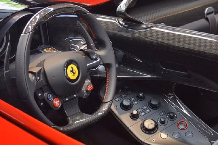 Về mặt thiết kế bên ngoài, Ferrari Monza SP1 và Ferrari Monza SP2 chỉ khác nhau ở chỗ ngồi nhưng về lâu dài, giá trị mà siêu xe Ferrari Monza SP1 mang đến sẽ tốt hơn Ferrari Monza SP2. Lý do là đa phần khách hàng sẽ chọn mua Ferrari Monza SP2 nên số lượng Ferrari Monza SP1 không nhiều và sẽ trở thành hàng hiếm nên rất dễ tăng giá chóng mặt sau vài năm có mặt trên thị trường.