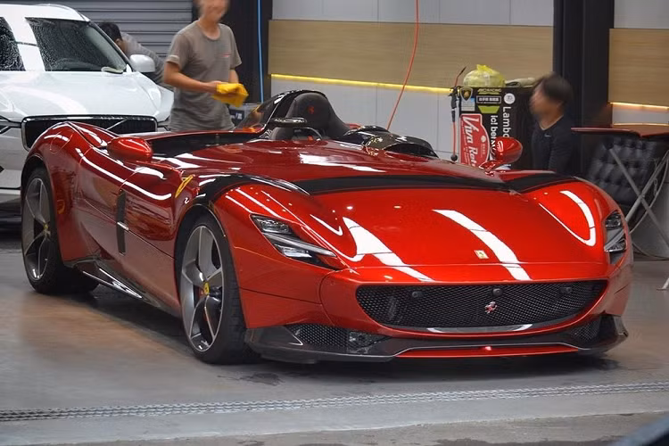 Thiết kế của siêu xe Ferrari Monza SP1 lấy cảm hứng từ các dòng xe Barchetta trong quá khứ, đặc biệt là 166 MM 1948 cũng như 750 Monza của thập niên '50. Cửa mở của Ferrari Monza SP1 sẽ đẩy về phía trước giống kiểu cửa cắt kéo, điều này giúp cho việc ra vào khoang lái của siêu xe Ferrari Monza SP1 dễ dàng hơn