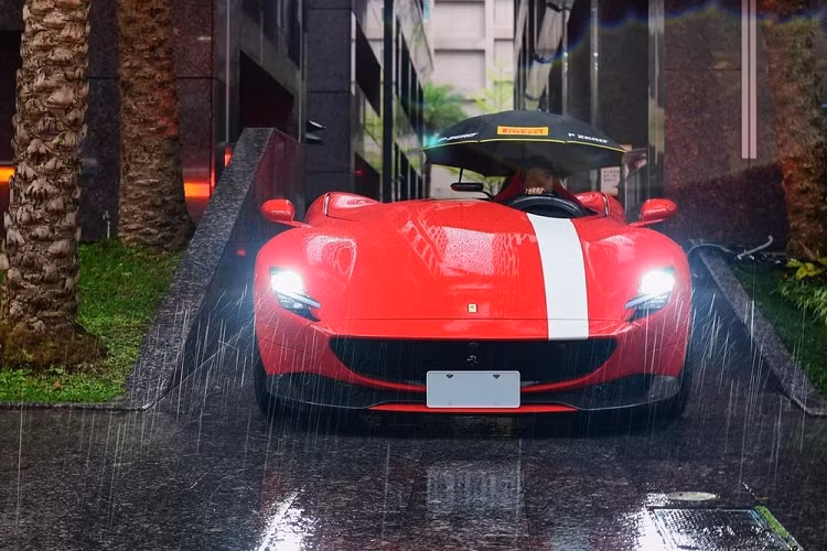 Khi ra mắt dòng siêu xe Ferrari Monza với số lượng sản xuất khoảng 500 chiếc trên toàn thế giới tại triển lãm Ô tô Paris 2018 với điểm nhấn là thiết kế xe không mui, không rõ là hãng xe Ferrari có nghĩ đến cảnh khách hàng của mình sẽ gặp tuyết rơi khi lái xe hay nghiêm trọng hơn là những cơn mưa bất chợt có thể khiến người lái và chiếc xe bị nước mưa làm cho ướt sũng hay không.
