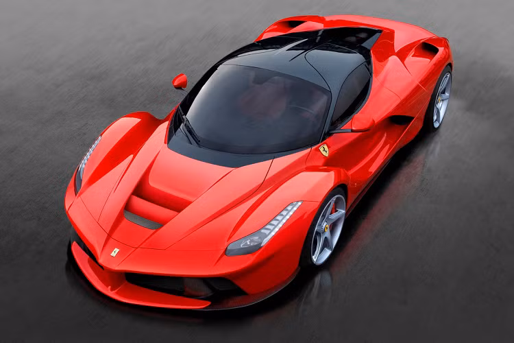 Sức ảnh hưởng của xe Ferrari LaFerrari lớn đến mức nhiều đại gia phải lên tiếng tố cáo hãng xe Ý thiên vị và ghét mình vì không muốn bán Ferrari LaFerrari theo truyền thống. Thay vào đó, hãng cho rằng 499 khách hàng mua xe LaFerrari phải sở hữu 5 chiếc xe của Ferrari cũng như ký cam kết không được bán xe lại chưa đủ 18 tháng cũng như việc đáp ứng 2 tiêu chí trên nhưng hãng xe Ý sẽ là người chọn mặt gửi chìa khóa siêu xe hypercar Ferrari LaFerrari.
