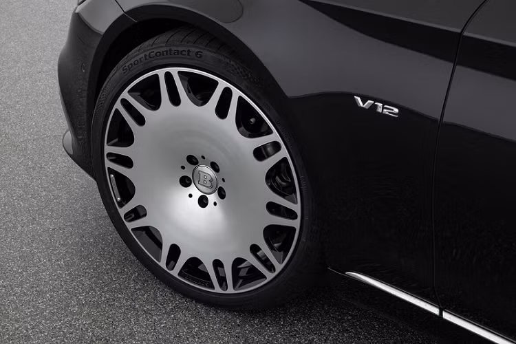 Về sức mạnh, Mercedes-Maybach S650 được trang bị động cơ tăng áp kép V12 6.0L cho ra công suất tối đa 621 mã lực và momen xoắn cực đại 1.000 Nm. Đối với một mẫu sedan siêu sang như Mercedes-Maybach, khách hàng thường sẽ không đặt nặng vấn đề về thông số sức mạnh hay khả năng tăng tốc. Dẫu vậy, theo công bố từ nhà sản xuất, S650 nguyên bản chỉ mất khoảng 4,7 giây để đạt 100 km/h từ vạch xuất phát.