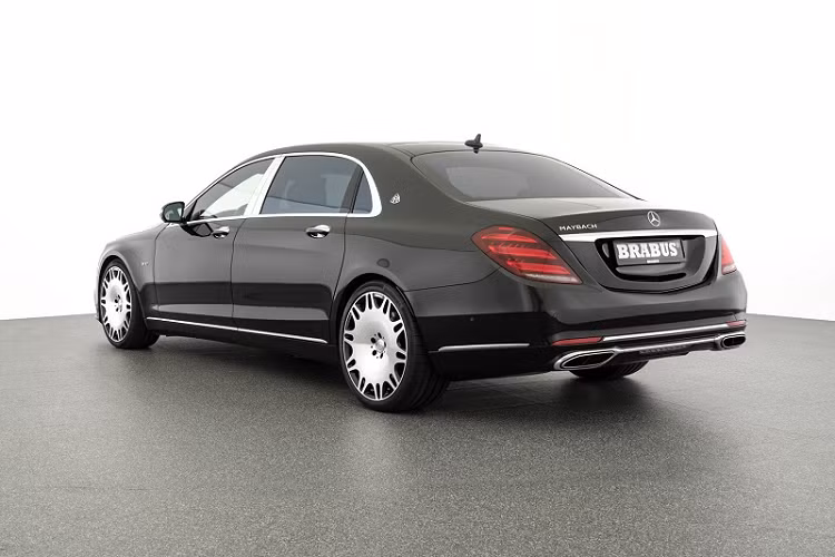 Sản xuất vào năm 2019 với odo 29.515 dặm (khoảng 47.500 km) cùng một số điều chỉnh ở ngoại thất từ Brabus, giá xe Mercedes-Maybach S650 độ này đang được rao bán với mức giá 149.900 Euro (khoảng 3,87 tỷ đồng).