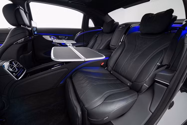 Phần còn lại của chiếc xe vẫn được giữ nguyên, bao gồm lớp sơn ngoại thất màu đen Obsidian Black, nhiều điểm nhấn màu chrome sáng bóng tương phản, nội thất bọc da Nappa cao cấp màu đen, cửa sổ trời toàn cảnh Magic Sky Control, ghế ngồi có sưởi ấm/thông gió, bàn gấp thương gia cho hàng ghế sau, màn hình thông tin giải trí cỡ lớn, hệ thống âm thanh Burmester,...
