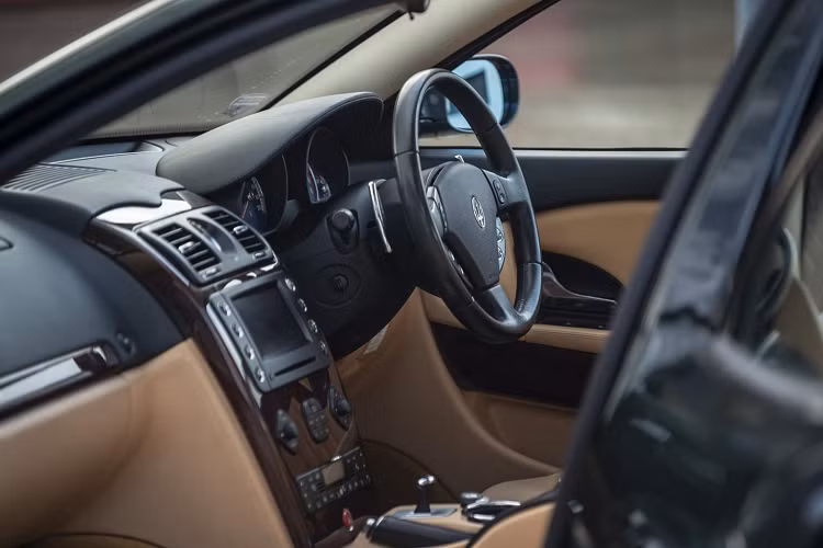 Chiếc Maserati Quattroporte của Elton John mang trên mình lớp áo ngoại thất màu xanh sẫm Verdi đầy sang trọng với tình trạng như vừa mới xuất xưởng, lớp sơn ở trong tình trạng nguyên bản với vẻ bóng bẩy vốn có, các chi tiết không hề bị hoen gỉ sau nhiều năm sử dụng.