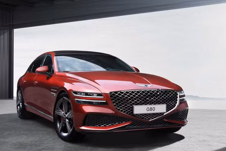 Cụ thể, hệ thống lái bánh sau (RWS) trên G80 Sport 2022 đã được tinh chỉnh để cải thiện khả năng xử lý và giảm bớt đường kính quay đầu. Ở tốc độ lên đến 60 km/h, hệ thống lái RWS sẽ quay bánh sau theo hướng ngược lại với bánh trước trong khi ở tốc độ cao hơn chúng sẽ quay cùng chiều.