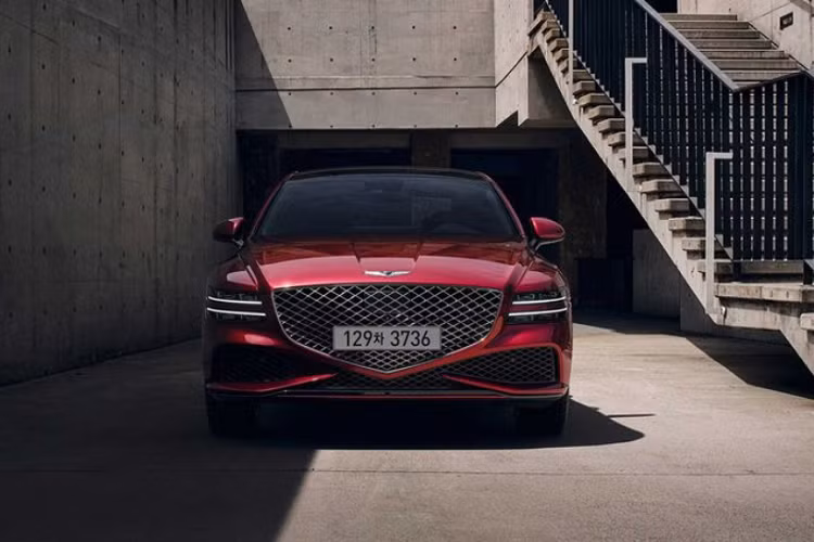 Đối với nội thất, cabin của G80 Sport mới được hoàn thiện trong da bọc màu đen hoặc đỏ, kèm chỉ khâu màu xám hoặc đỏ và nhiều chi tiết trang trí như nhôm, sợi carbon hoặc dệt kim cương