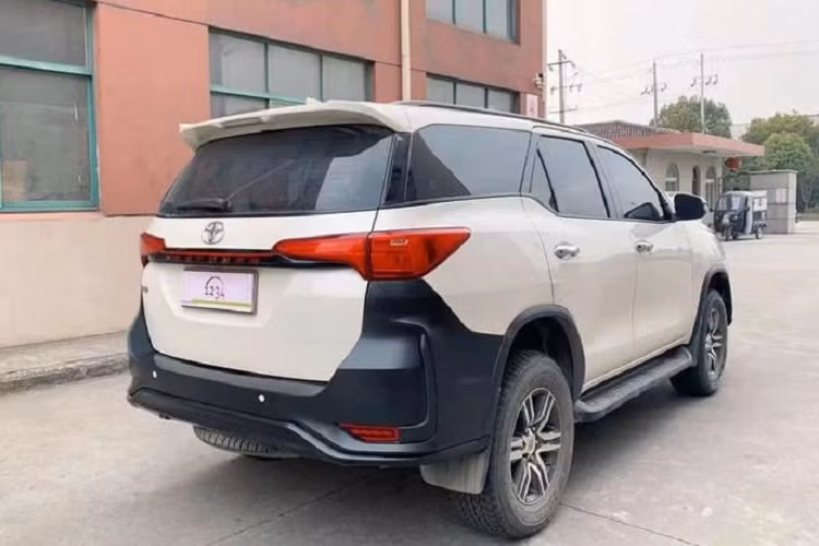 Ngoài ra các trang bị như màn hình cảm ứng 8 inch kết nối Android Auto và Apple CarPlay, 11 loa JBL, đá cốp cùng tính năng camera 360. Bản 2.8L có gói công nghệ an toàn Toyota Safety Sense, bao gồm 3 tính năng, cảnh báo chệch làn đường, cảnh báo tiền va chạm và ga tự động thích ứng cũng không chó cho mẫu xe độ.