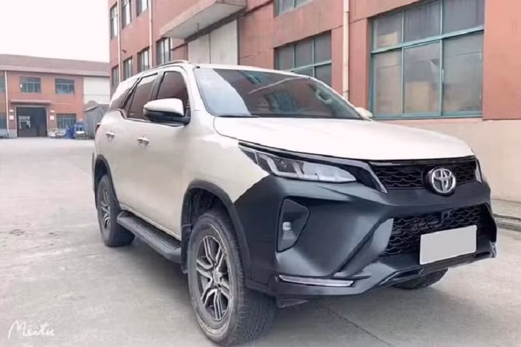 Gói bodykit Toyota Fortuner độ Legender đang được một số garage tư nhân ở Việt Nam chào bán với giá 48 triệu đồng, dành cho các xe Toyota Fortuner đời 2017 trở lên. Các chi tiết độ trong gói đều được sản xuất tại Trung Quốc.