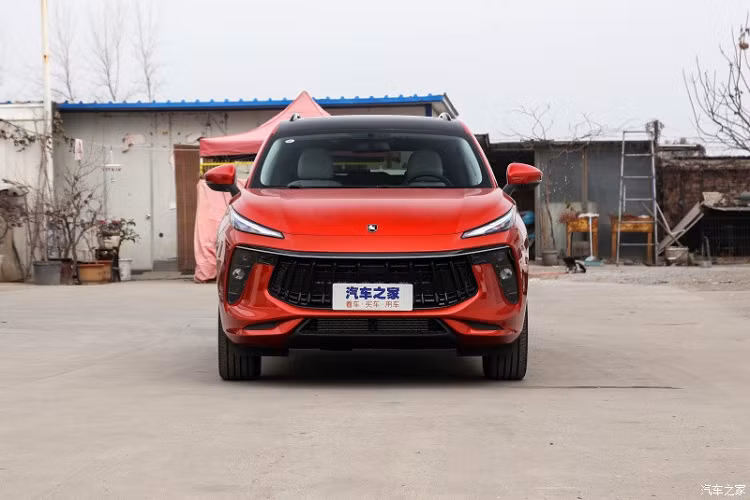 Bên ngoài, Fengxing T5 EVO được áp dụng ngôn ngữ thiết kế mới của thương hiệu Dongfeng và nhắm tới đối tượng khách hàng là giới trẻ tại Trung Quốc. Ngoài ra, mẫu xe này còn được dùng logo hình sư tử mới của thương hiệu Dongfeng.
