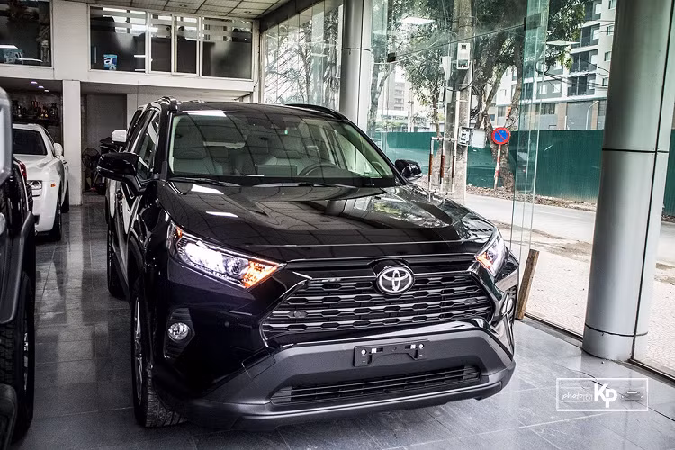 Toyota RAV4 là mẫu Crossover (CUV) còn khá xa lạ với người tiêu dùng ở Việt Nam bởi không được phân phối chính hãng. Tuy nhiên, đây là một trong những chiếc CUV bán chạy nhất trên toàn cầu và đặc biệt là thị trường ôtô Mỹ. Theo báo cáo của Focus2Move, năm 2020 vừa qua, Tập đoàn Toyota Motor (gồm các thương hiệu Toyota, Hino và Daihatsu) tiếp tục là tập đoàn ô tô lớn nhất thế giới với 9,5 triệu xe bán ra trên toàn thế giới. Trong đó, Toyota RAV4 2021 mới có doanh số đạt hớn 958.824 chiếc và xếp ở vị trí thứ 2 chỉ sau Corolla Altis.